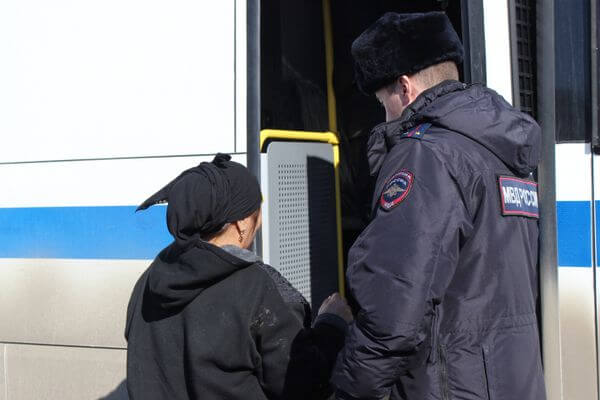 Россияне требуют ввести обяза­тельный депор­та­ци­онный сбор для мигрантов