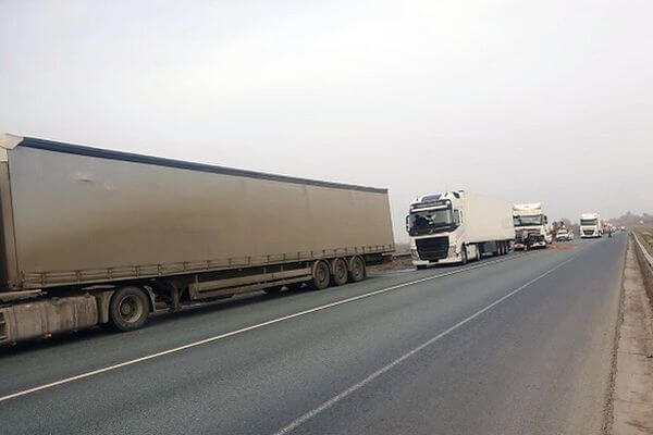 На трассе М‑5 в Самарской области столк­нулись 3 грузовика