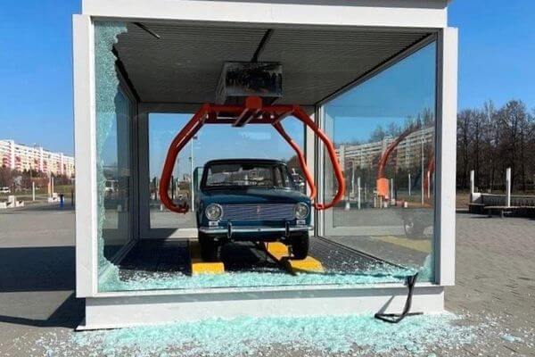 В Тольятти задержали вандала, разбившего стекло павильона «Копейки» в сквере 50-летия АВТОВАЗа