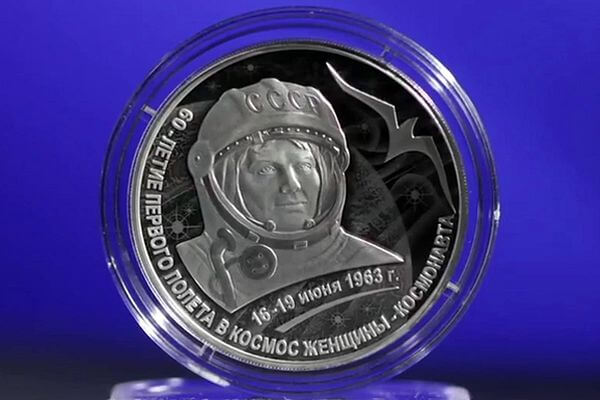 Центробанк выпустил 3 тысячи сереб­ряных монет номиналом 3 рубля в честь 60-летия полета в космос Валентины Терешковой