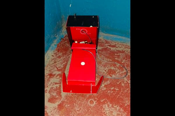 Житель Самарской области оставил в подъезде коробку с проводами, чтобы напугать соседей