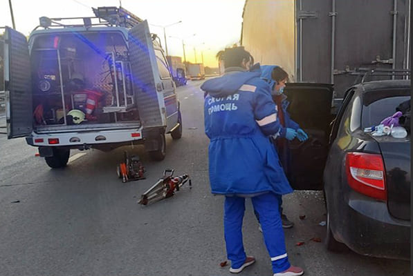 В Самарской области водитель вазовской легко­вушки погиб, врезавшись в грузовик на трассе М‑5