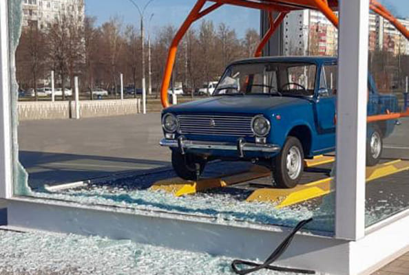 В Тольятти разыс­кивают того, кто разбил стекло павильона «Копейки» в сквере 50-летия АВТОВАЗа