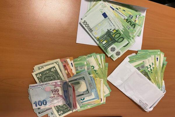 В аэропорту Самары задержана россиянка, которая везла из Турции валюту контрабандой
