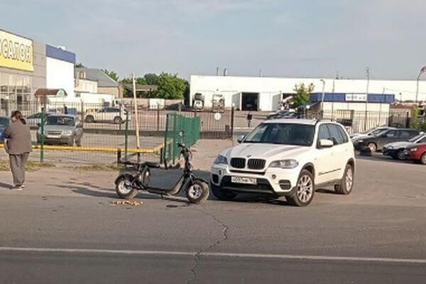В Тольятти 54-летний мужчина на электро­са­мокате попал под колеса «BMW Х‑5»