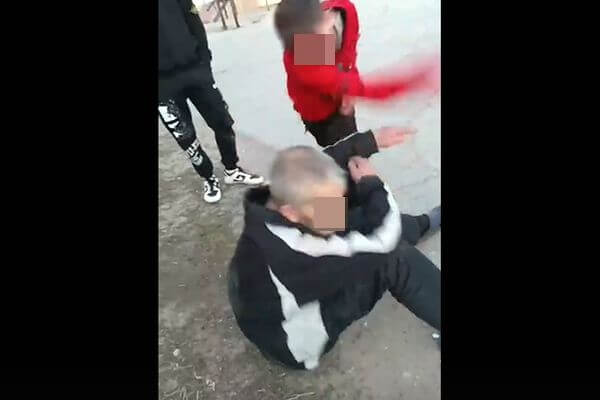 Четверо подростков из Самарской области напали на пенси­онера, сделавшего им замечание