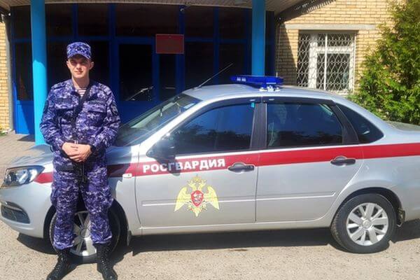 Рогвардеец из Тольятти поймал похити­телей велосипеда, когда они уносили добычу