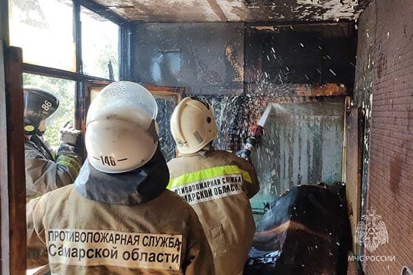 В Тольятти 23 человека тушили возго­рание на балконе много­квар­тирного дома