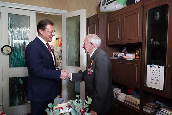 Самарца — ветерана ВОВ, которому в этом году испол­нится 100 лет, с насту­пающим Днем Победы поздравил Дмитрий Азаров