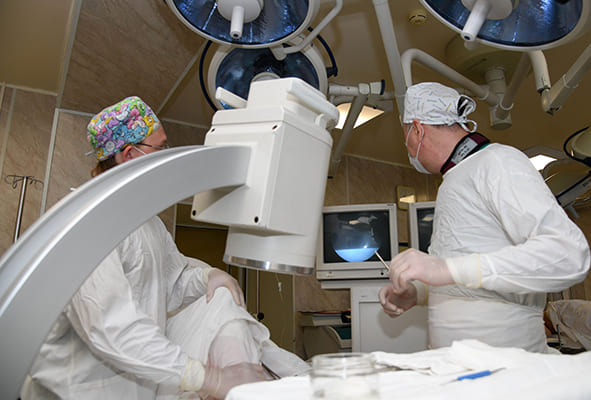 В Клиниках Самарского медуниверситета впервые провели малоинвазивную операцию по исправлению деформации стопы