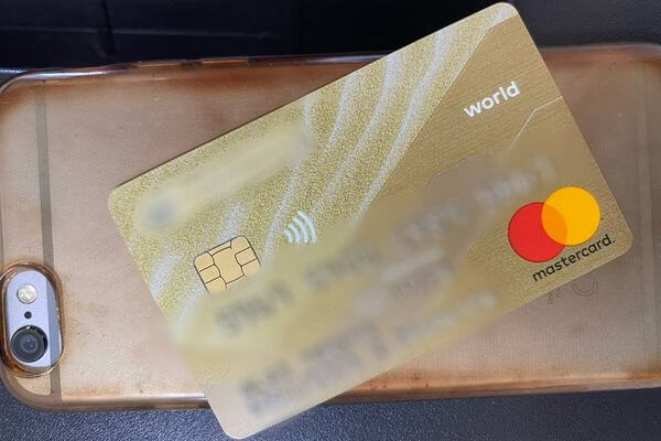 Жительница Самарской области украла у подруги банковскую карту и симку из телефона