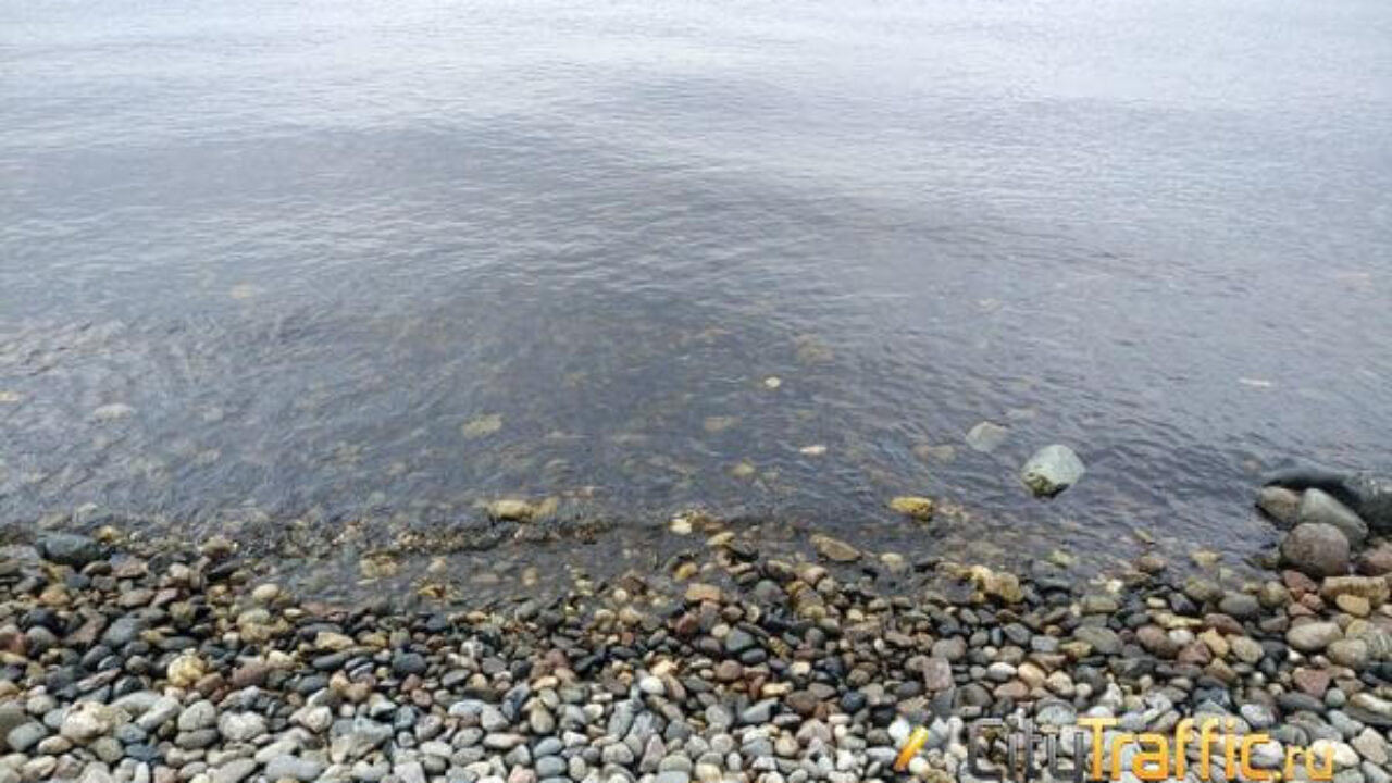 Когда спадет вода в волге у самары. Волгоград волга лодка лето 2022 гаряд. Волга вода. Обмеление реки волги. Вода в волге теплая.