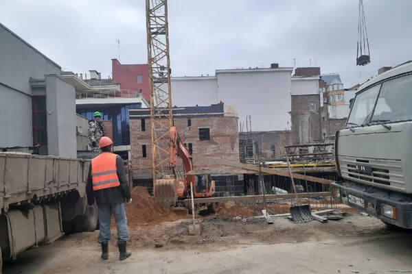 В Самаре суд оштра­фовал строи­телей за невыпол­нение в срок работ по рекон­струкции театра «СамАрт»