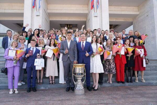 Дмитрий Азаров вручил выпуск­никам Самарской области медали «За особые успехи в учении»