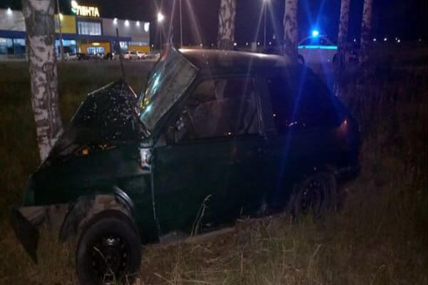 В Тольятти ночью 19-летний водитель без прав врезался в дерево на «восьмерке»