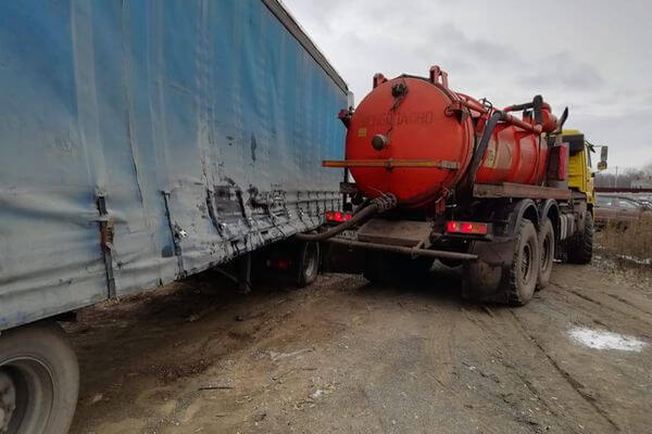 Четверо жителей Самарской области сделали врезку в трубо­провод и похитили 28 тонн нефти