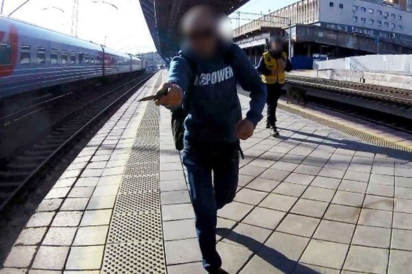 В Самаре на вокзале задержали дебошира, который угрожал убить людей и разма­хивал ножом