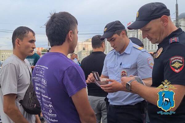 На вокзале в Самаре 30 мигрантов привлекли к ответ­ствен­ности за нарушение закона