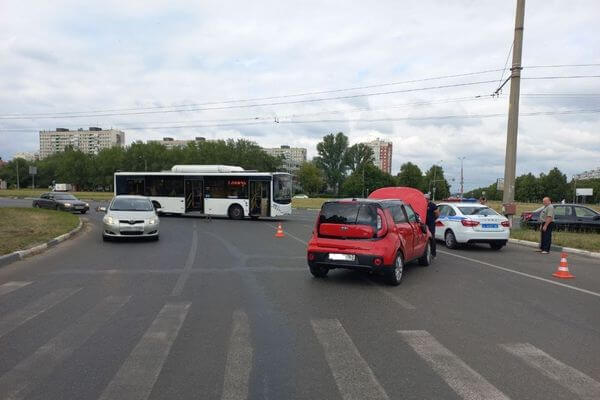 В Тольятти иномарка влетела в автобус
