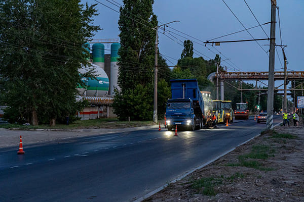 До 13 июля в Тольятти планируется завершить укладку верхнего слоя асфальта на улице Новозаводской