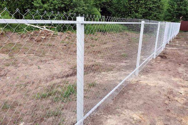 Жительница Самарской области убрала забор с земли соседки, когда ей запретили выезжать из РФ и взыскали 5 тысяч рублей