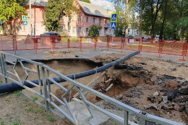 В Самаре прокуроры устанав­ливают, кто ответ­ственен за провал асфальта в Кировском районе города