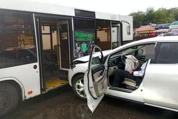 В Самаре водитель без прав на кроссовере «Мазда» врезался в «запорожец» и в автобус