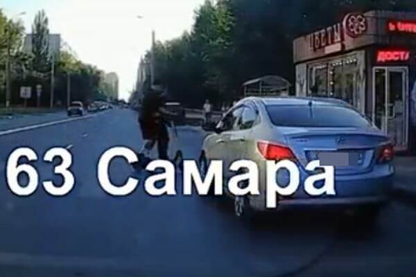 В Самаре два подростка на самокате попали под колеса автомобиля на улице Стара-Загора