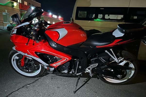 В Самаре водитель «Опеля» сбил мотоцик­листа на парковке