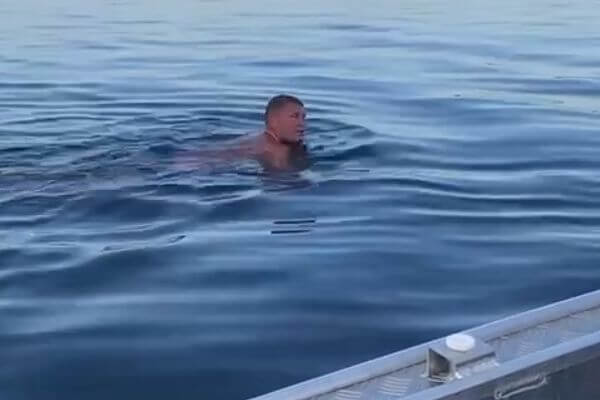 В Самаре 49-летний мужчина доплыл от города до острова Голодный за 45 минут
