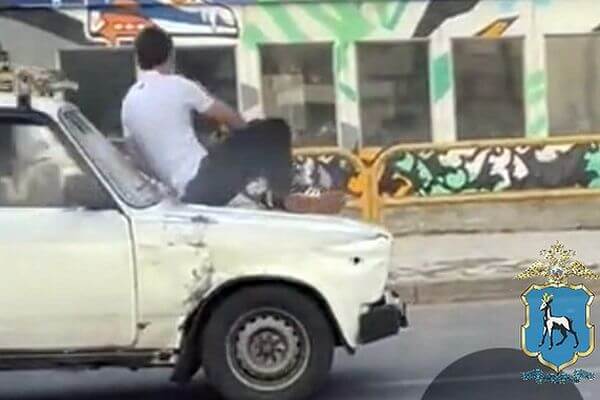 В Самарской области оштра­фован мигрант, перево­зивший человека на капоте автомобиля