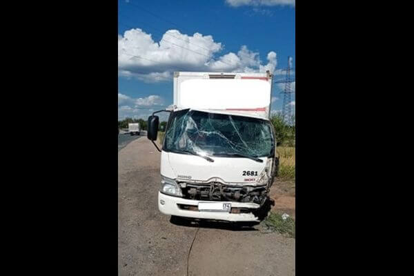 Водитель грузовика пострадал при столк­но­вении с «Грантой» в Самарской области