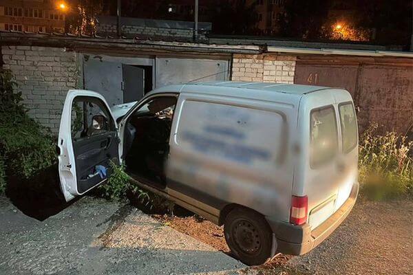 В Самаре пьяный водитель без прав на малотон­нажном грузовике ночью врезался в гараж