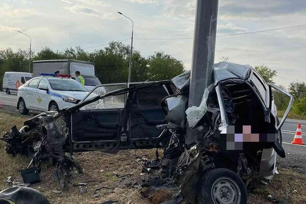 Молодой водитель погиб на трассе М5 в Самарской области, врезавшись в световую опору