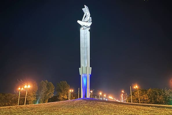 В Тольятти тестируют подсветку стелы «Ладья» — спасенного от продажи символа города