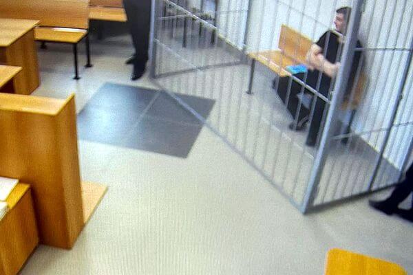 В Самарской области бывшему полицей­скому, который получил 8,5 лет за мошен­ни­чество и взятки, светит новый срок — за угрозы убийством