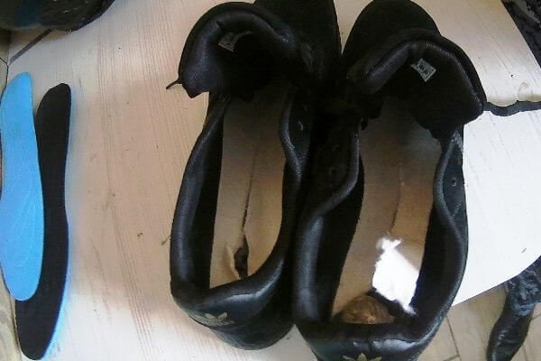 Житель Самарской области спрятал марихуану под стельками кроссовок, чтобы передать ее заключенному