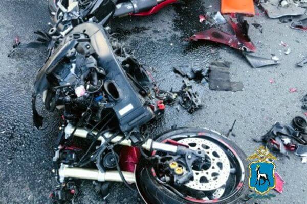 В Самаре 20-летний мотоциклист, лишенный прав за пьяное вождение, влетел под кроссовер на красный свет