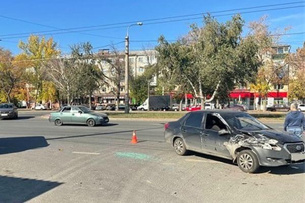 В Самаре пьяный водитель без прав на «Датсуне» врезался в стоящую «буханку»