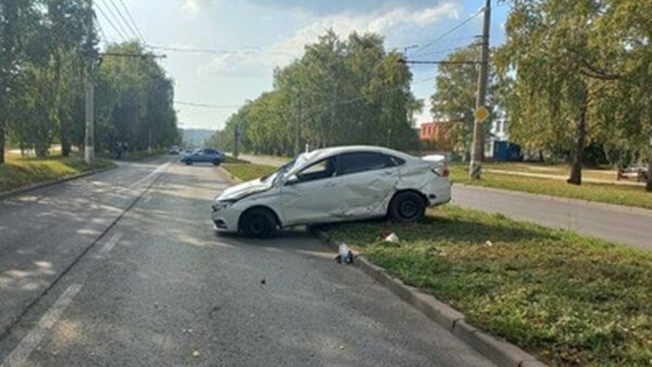 В Тольятти после столкновения с «Калиной» перевернулась «Веста» |  CityTraffic