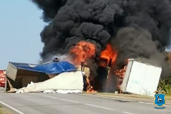 В Волжском районе Самарской области грузовик загорелся после ДТП