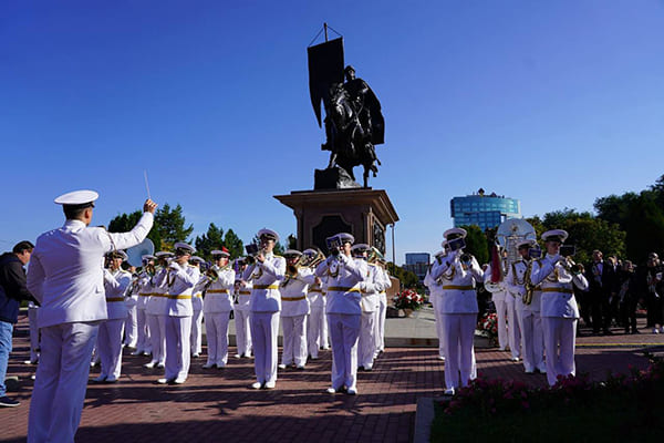 С возло­жения цветов к памятнику князю Григорию Засекину началось празд­но­вание Дня города в Самаре