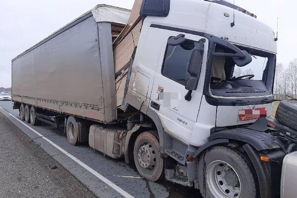 В Самарской области столк­нулись 3 грузовика