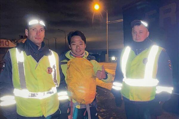 Полицейские спасли туриста из Китая, который оказался один среди ночи на трассе в Самарской области