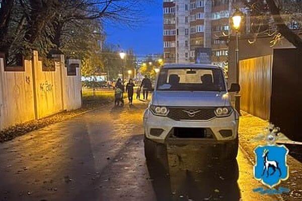 Житель Самары припар­ковал свой УАЗ на тротуаре в парке Металлургов, «засве­тился» в соцсетях и заплатил штрафы на 3,5 тысячи рублей