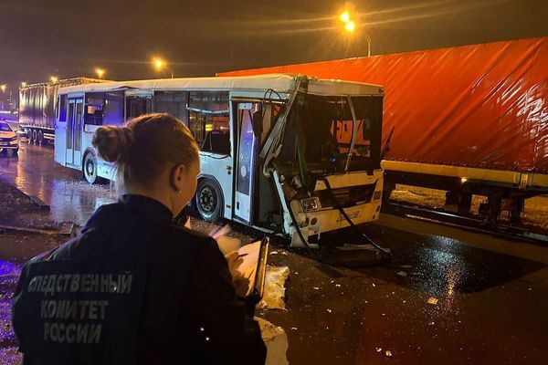 СК проводит проверку по факту столк­но­вения автобуса с пасса­жирами и КАМАЗа на улице Коммунальной в Тольятти