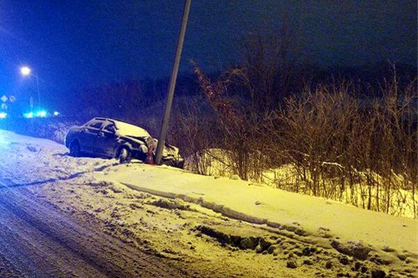 «Приора» врезалась в столб на трассе М5 в Самарской области во время снегопада