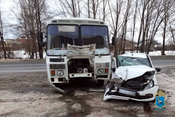 Взрослый и двое детей пострадали в столк­но­вении автомобиля и автобуса в Самарской области