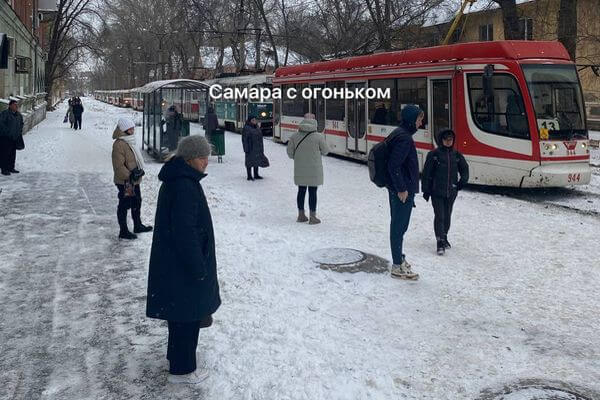 В Самаре утром 23 ноября на проспекте Металлургов поднялся асфальт и встали трамваи