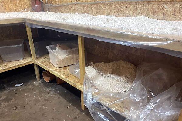 ФСБ изъяла 117 кг и полторы тысячи литров «синтетики» из нарко­ла­бо­ра­тории в Самарской области
